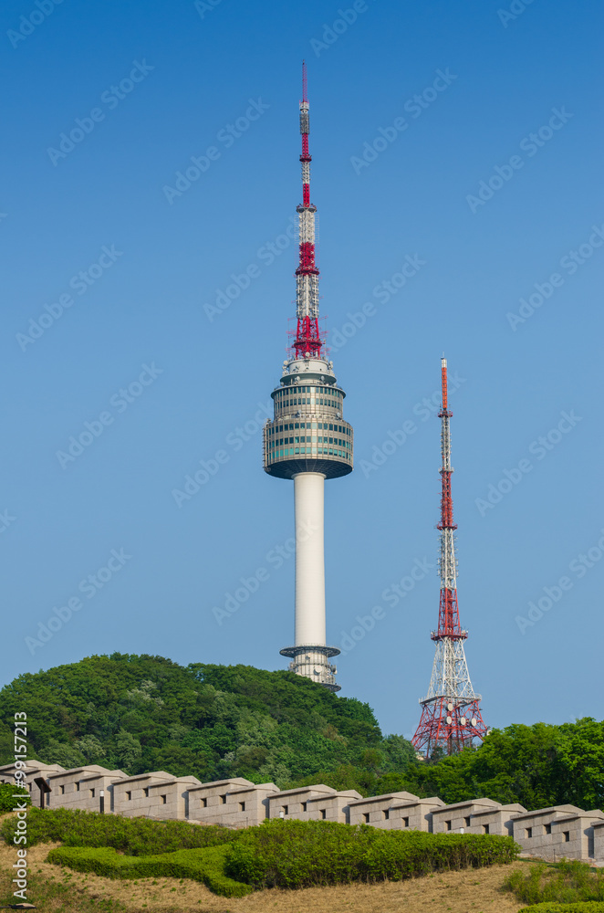 Obraz premium Namsan Tower, and the blue skies above in Seoul,South Korea