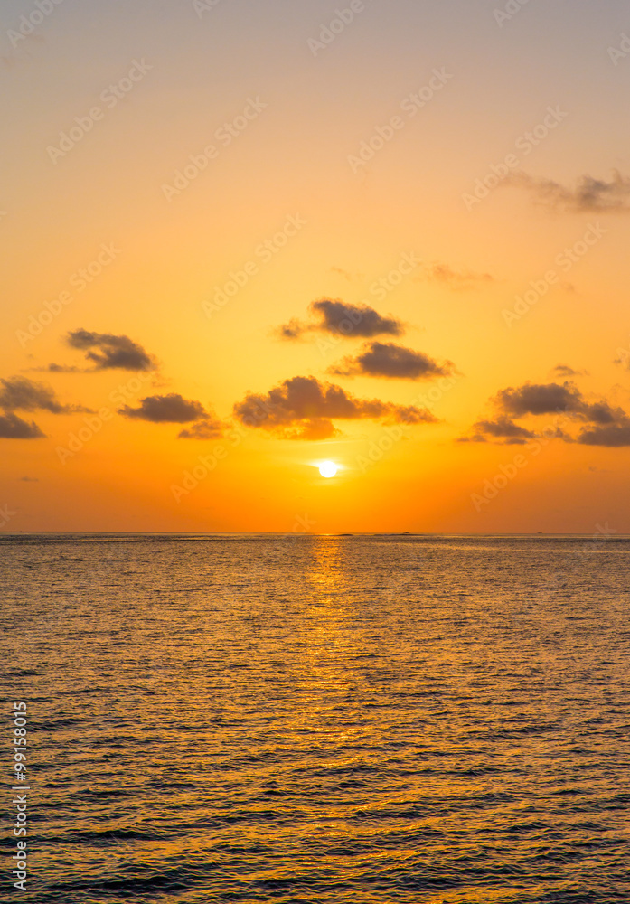 Obraz premium Sunset on sea in Maldives
