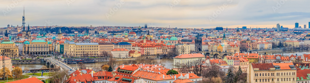 Fototapeta premium Tradycyjne czerwone dachy na starym mieście w Pradze