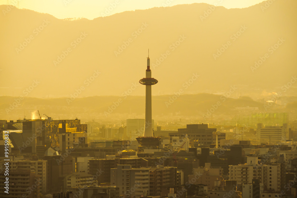 Obraz premium Kyoto Tower, Japan skyline at dusk