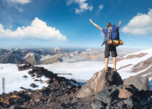 Obraz Turysta na szczycie wysokich skał. Pojęcie sportu i aktywnego życia ..