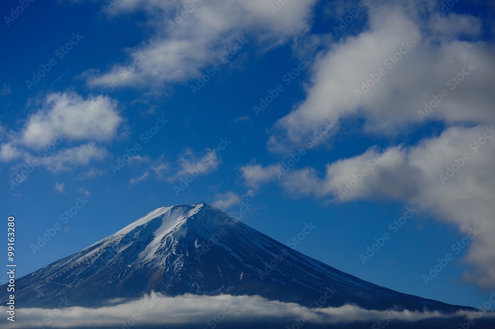 Fototapeta premium 富士山と青空に雲 / 世界遺産の富士山を青空と雲だけのカットで撮影しました。