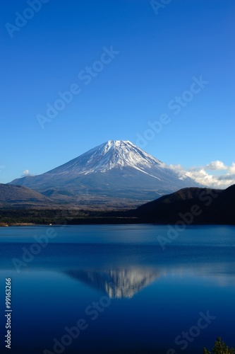 富士山と本栖湖 / 富士山と本栖湖を快晴の空のもとで撮影しました。