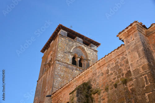 fachada de una iglesia antigua de piedra