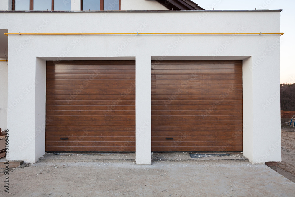 Obraz premium Double brown garage door in a new house