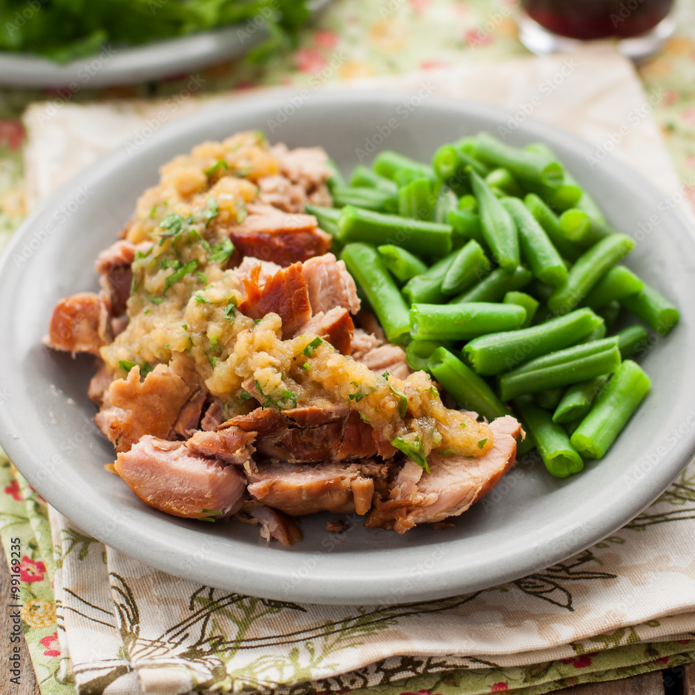 Slow Cooked Pork with Apple Sauce and Green Beans Slow Cooked Pork with Apple Sauce and Green Beans