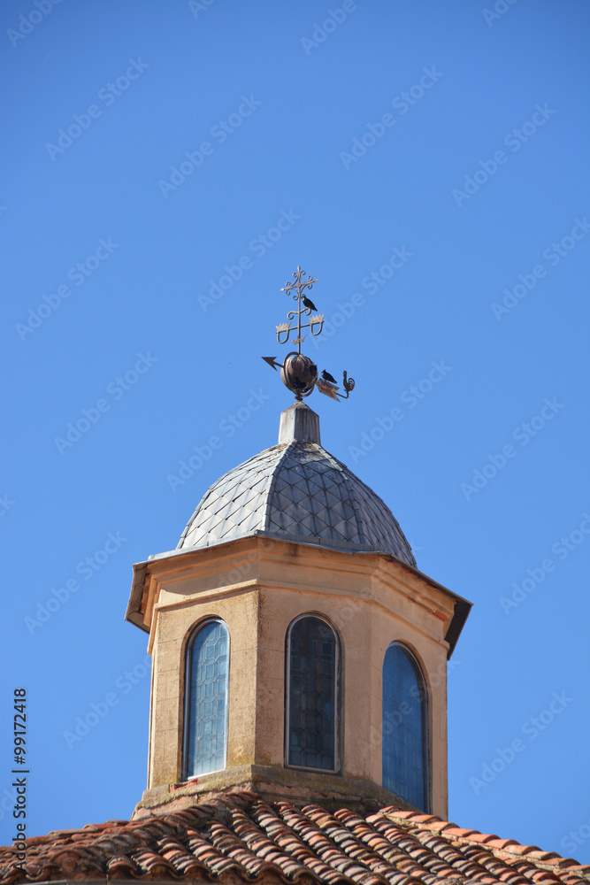 cúpula en el tejado de una iglesia cúpula en el tejado de una iglesia