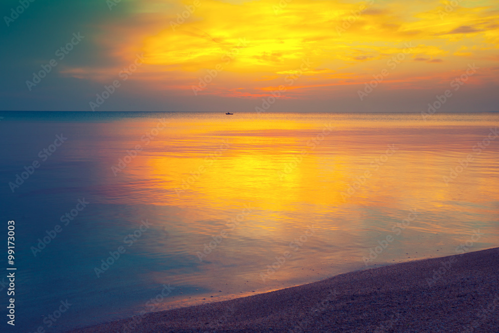 Fototapeta premium Sunrise over sea