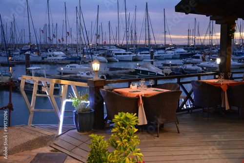 table de restaurant dressée dans une marina