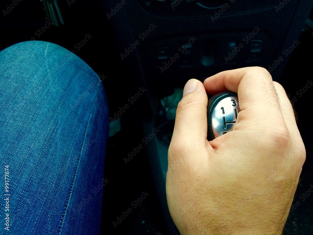 main qui change de vitesse sur une voiture