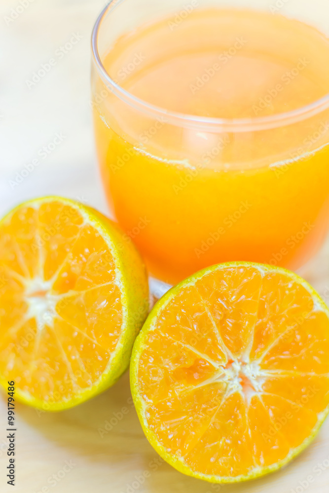 Glass of fresh tangerine, orange juice with sliced orange half o Glass of fresh tangerine, orange juice with sliced orange half o