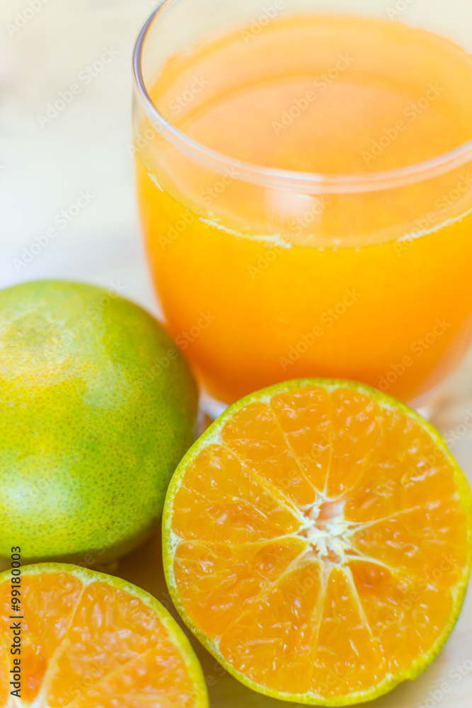 Glass of fresh tangerine, orange juice with sliced orange half o Glass of fresh tangerine, orange juice with sliced orange half o