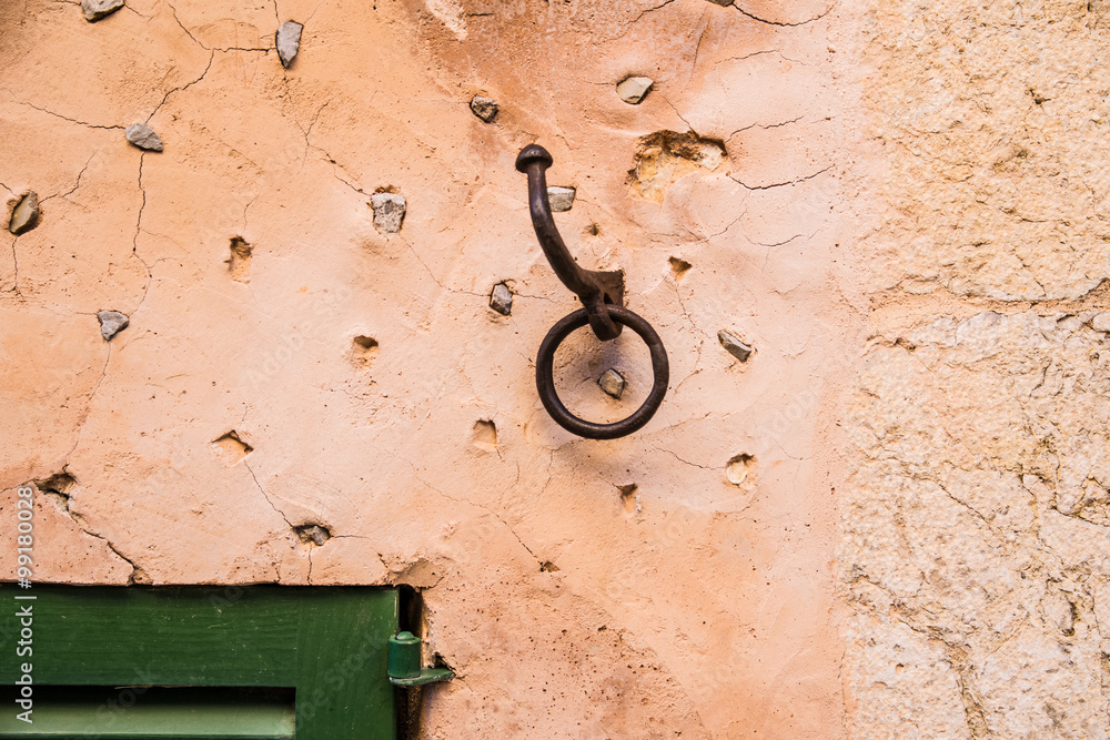 Wanddetail mit Fenster im Anschnitt und Haken