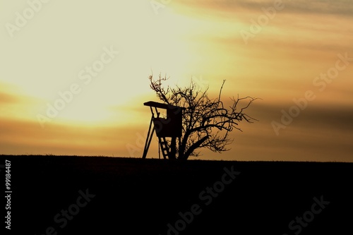 Jagdeinrichtung - Hochsitz im Sonnenuntergang