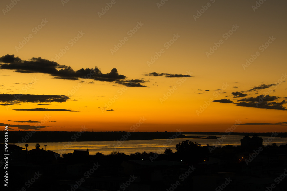 Obraz premium Sunrise over Mekong River in a Mukdahan city skylin