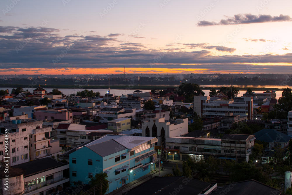Obraz premium Sunrise over Mekong River in a Mukdahan city skylin