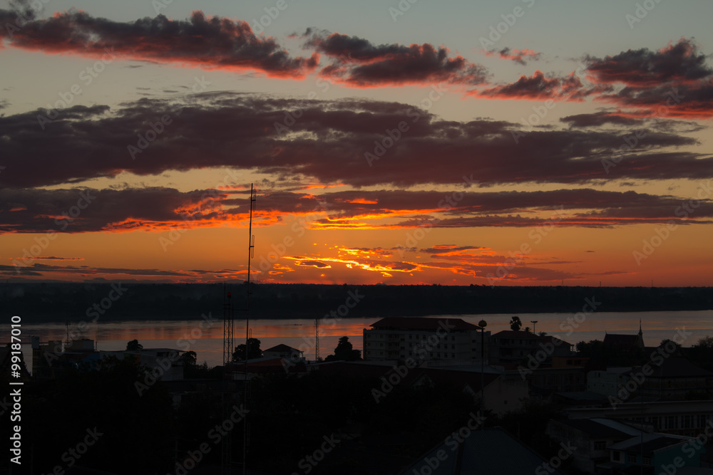 Obraz premium Sunrise over Mekong River in a Mukdahan city skylin