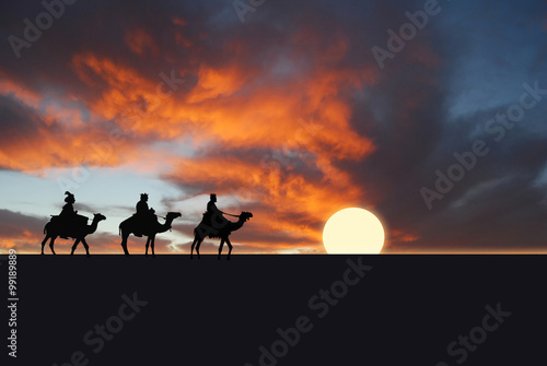 Reyes Magos, Sol, cielo anaranjado, nubes, fondo © Maika