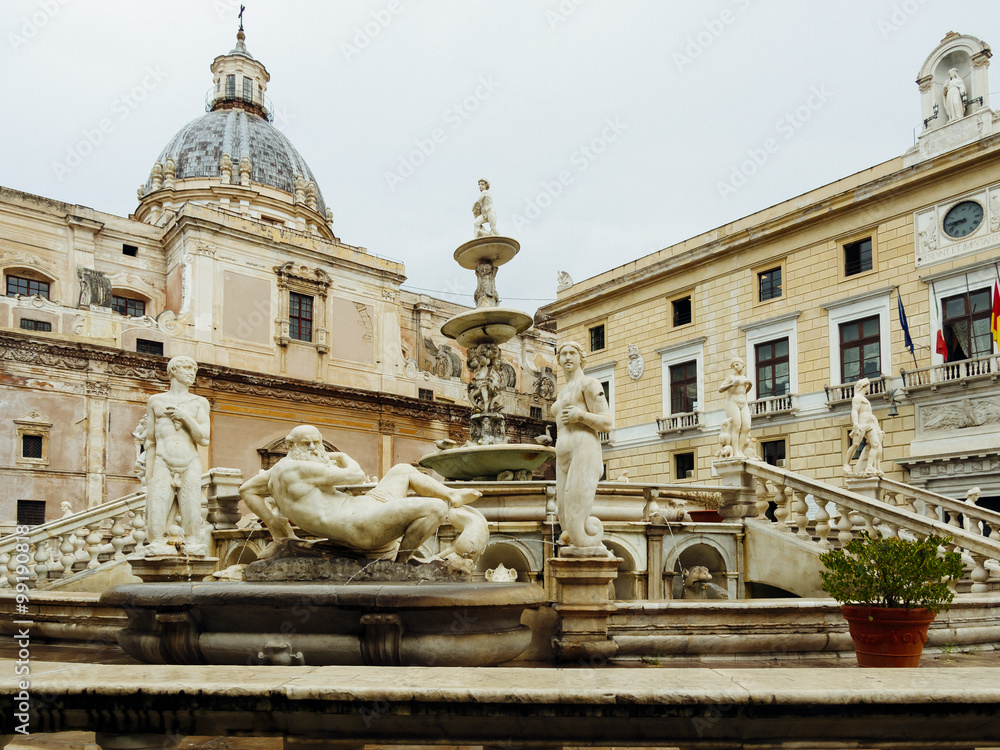 Brunnen Fontana della Vergogna, Piazza Pretoria vom Florentiner Bildhauer des Manierismus Francesco Camilliani, 1554 - 1555, hinten die Kirche San Giuseppe dei Teatini, Palermo, Sizilien, Italien