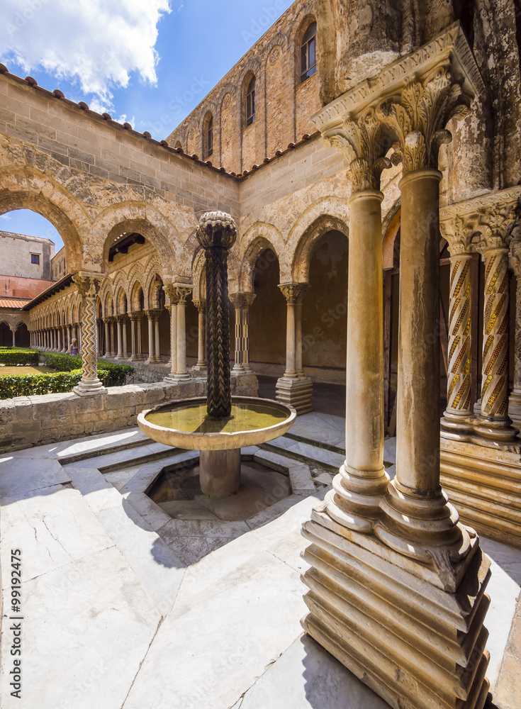 Kreuzgang mit verzierten Säulen in der Kathedrale von Monreale oder Kathedrale Santa Maria Nuova, Monreale, Sizilien, Italien