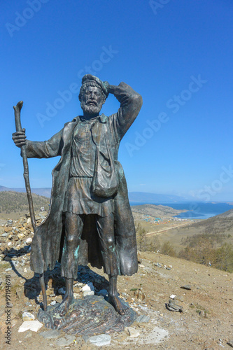Памятник бродяге на смотровой площадке Куркутского залива озера Байкал