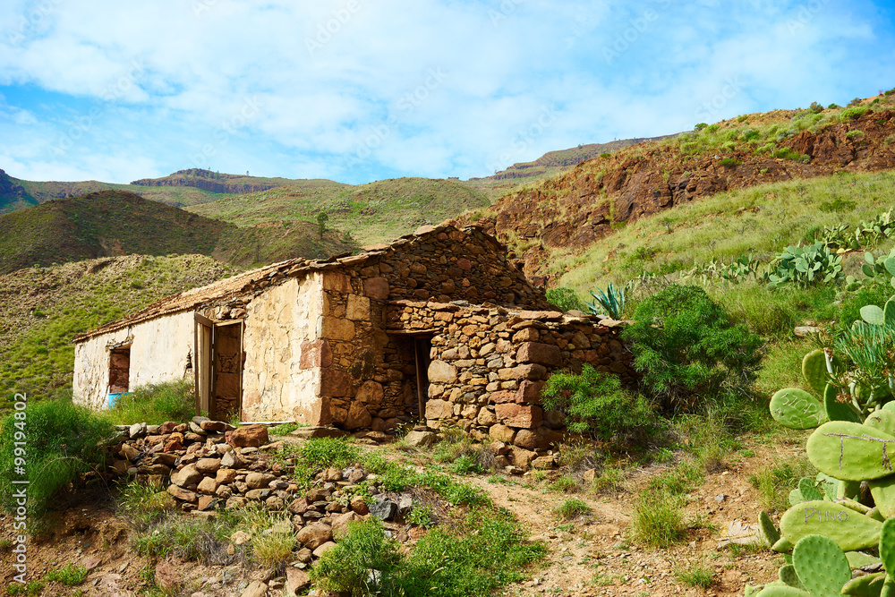 Ruin in the mountains of Gran Canaria / Old crumbled house in a canyon on canary islands