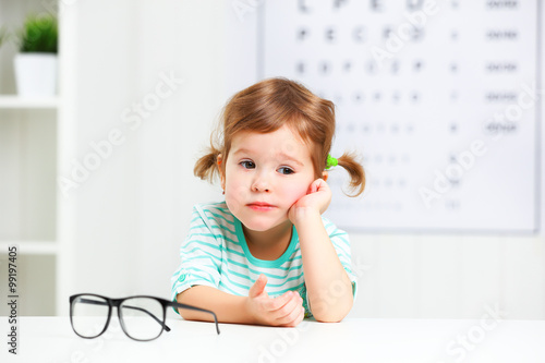 Konstfotografi concept vision testing. child  girl with eyeglasses