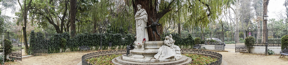 monumento dedicado al poeta Gustavo Adolfo Bécquer en la ciudad de Sevilla