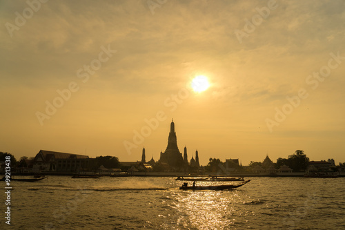 Photography Sunset over the temple, Wat Arun on the bank of the Chao Phraya, Bangkok