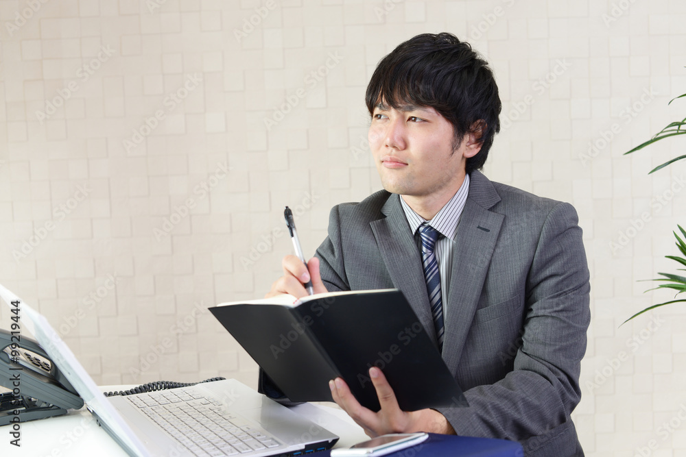 真剣な表情のビジネスマン