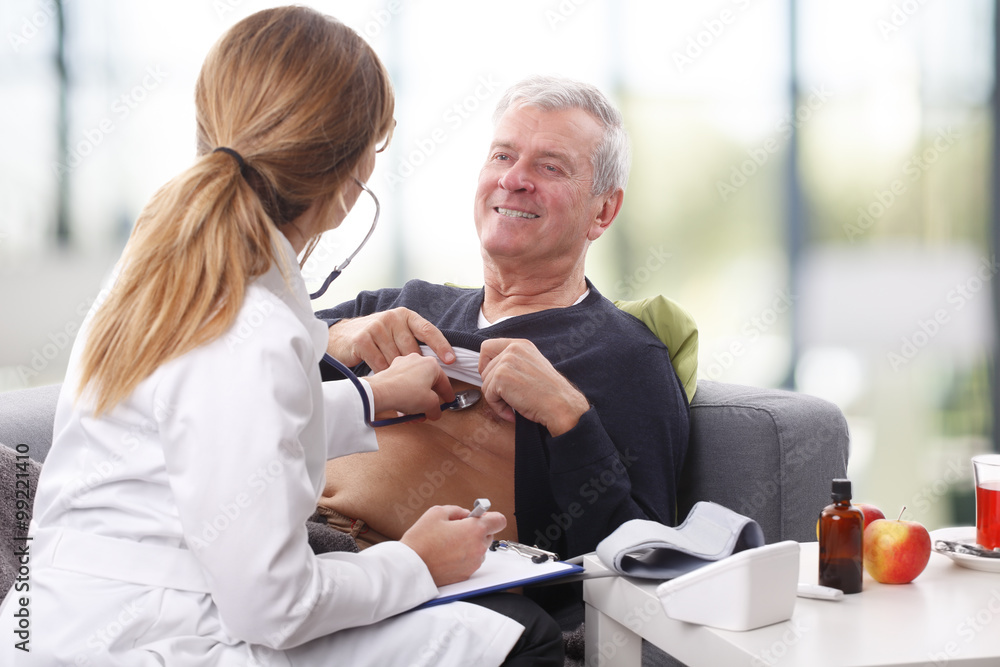 Obraz premium Female doctor and senior patient