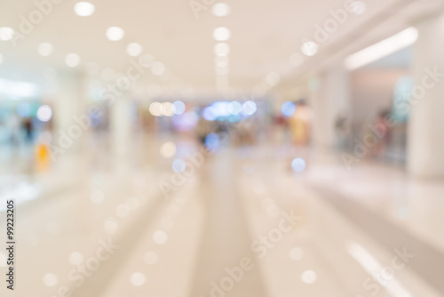 blurred shopping mall © topntp