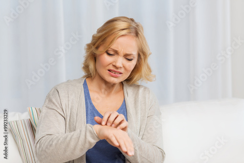 Quadro em tela unhappy woman suffering from hand inch at home