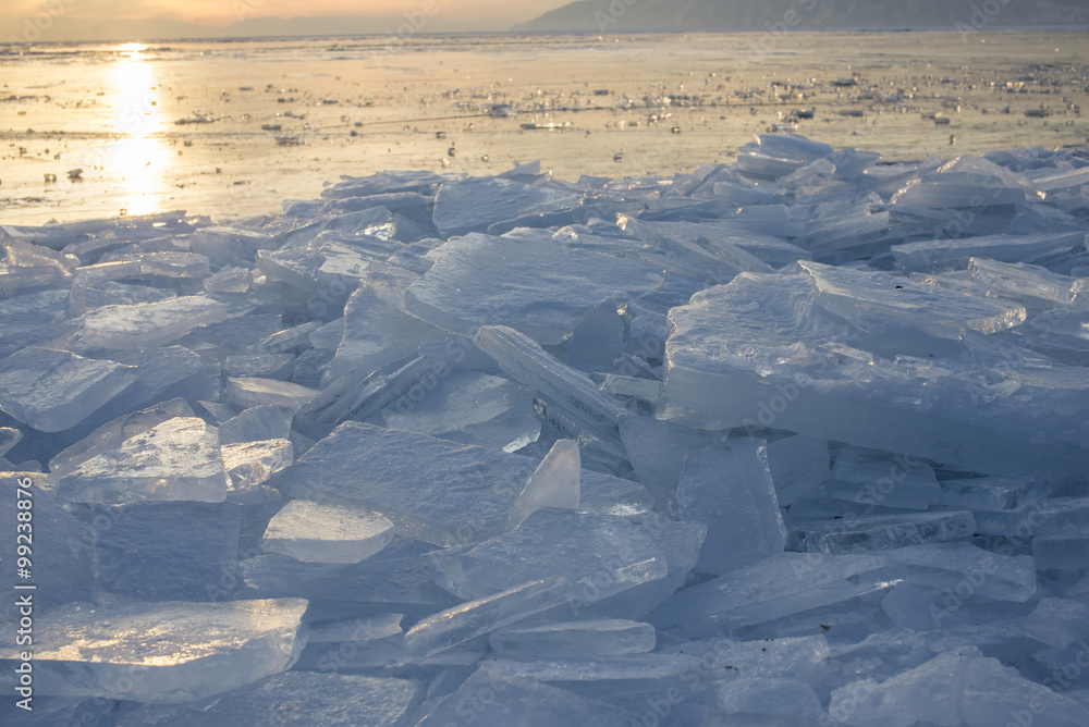 Obraz premium Ice of Baikal lake at sunset