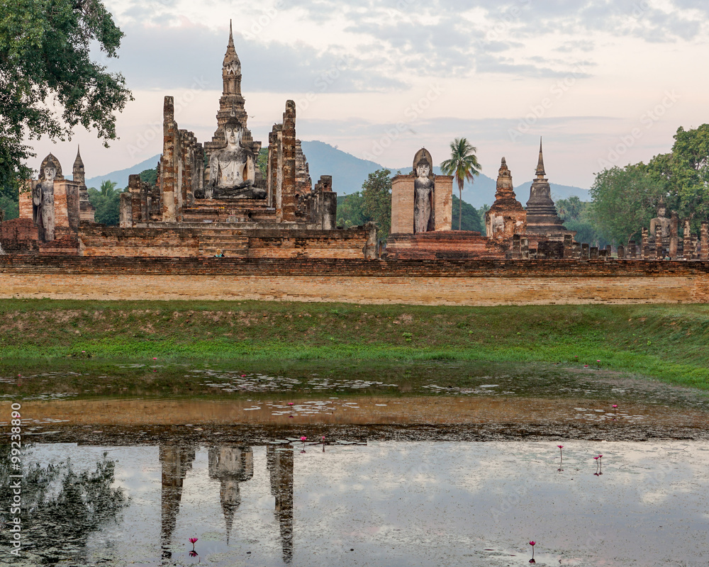 Fototapeta premium Wat Mahathat Sukhothai Historical Park Thailand