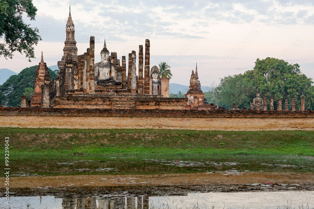 Obraz premium Wat Mahathat Sukhothai Historical Park Thailand