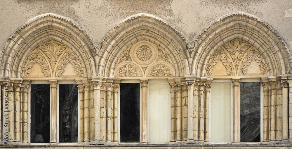 Alrededores de la catedral de Chartres, ventanas góticas, Francia