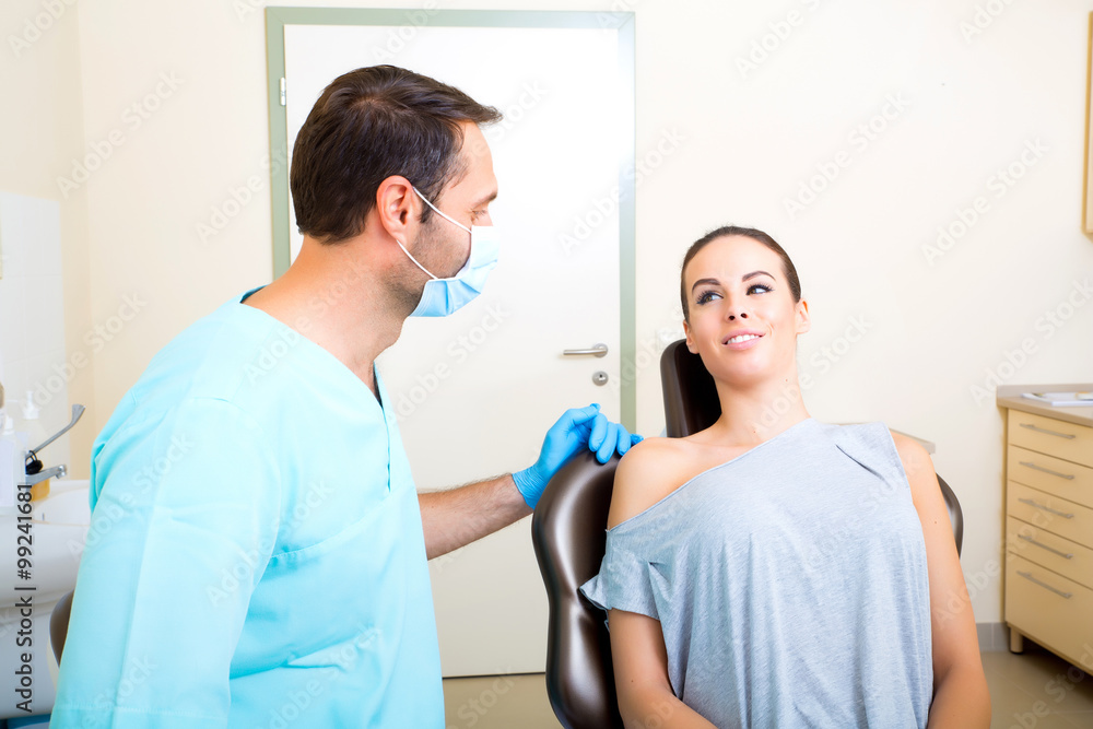 Obraz premium Young woman at the Dentist.
