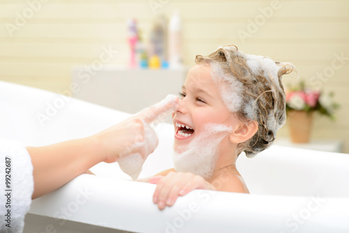 Carta da parati Cute little girl washing her hair
