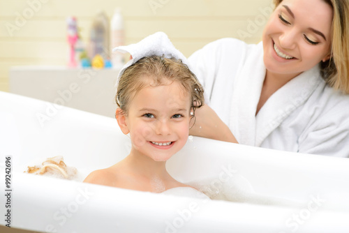 Fotografía Mother and daughter taking bath