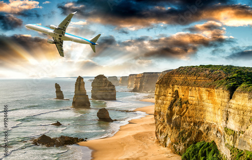 Aircraft over Twelve Apostles, The Great Ocean Road. Tourism con