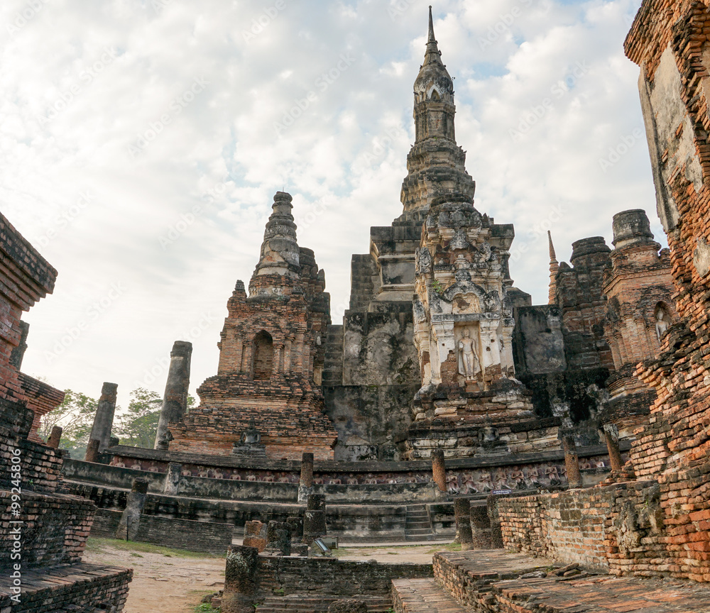 Naklejka premium Wat Mahathat Sukhothai Historical Park Thailand
