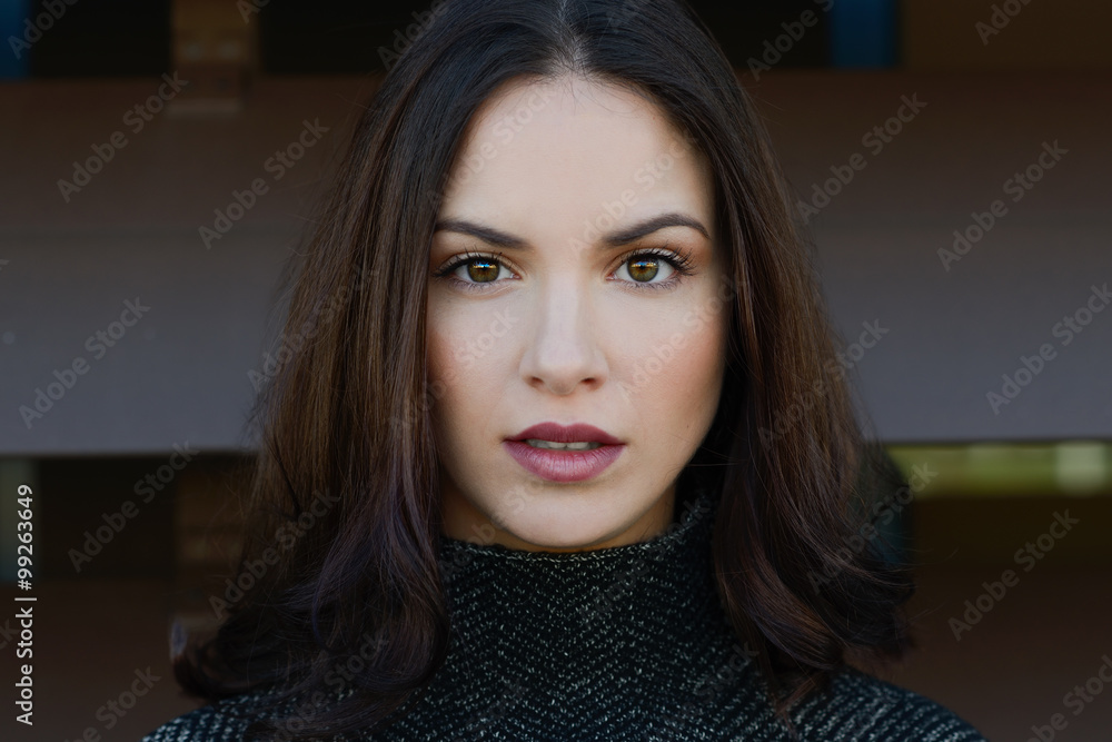 Obraz premium Beautiful young woman looking at camera with intense look