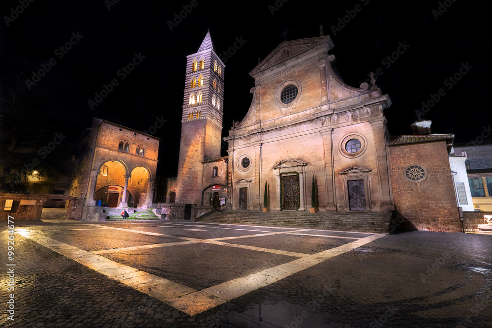 Duomo Piazza San Lorenzo a Viterbo in notturna - obrazy, fototapety, plakaty 