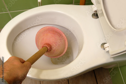 Bild auf Leinwand Déboucher les toilettes