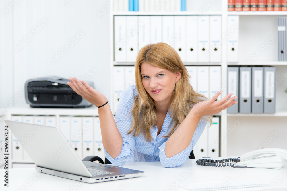 junge geschäftsfrau zeigt ihre hände