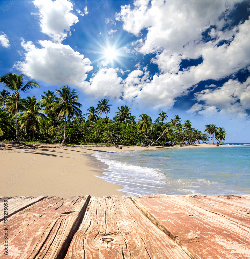 Obraz premium Auszeit: Traumurlaub an einem einsamen Sandstrand in der Karibik mit Bootssteg:)