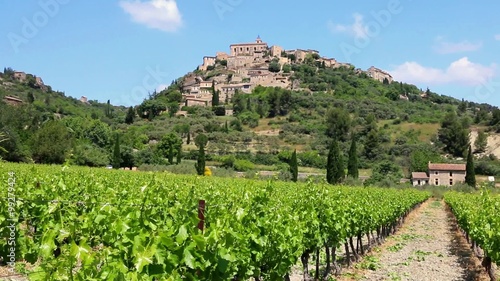Le village de Gordes sur sa colline