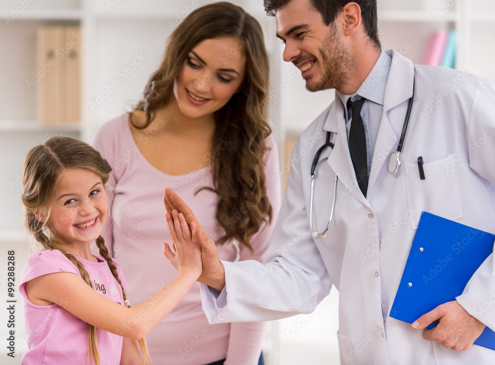 Fototapeta premium Child and pediatrician