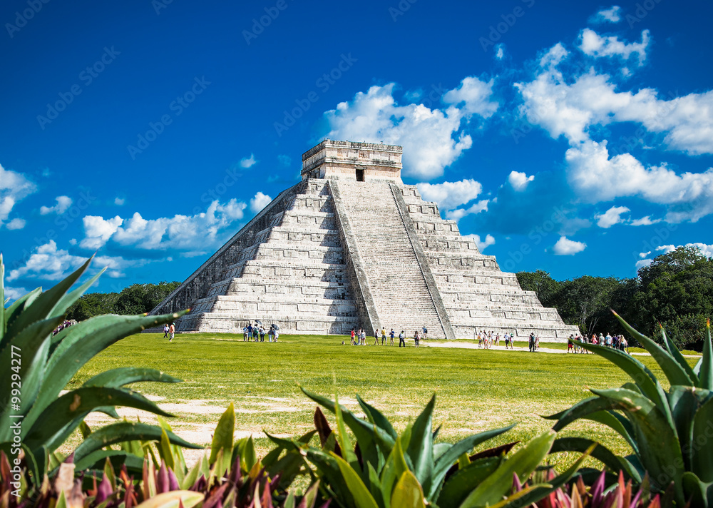 Obraz premium Chichen Itza, jedno z najczęściej odwiedzanych stanowisk archeologicznych, Mexi